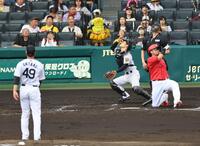 　４回、末包は大竹のスローボールに捕邪飛に倒れる（撮影・山口登）