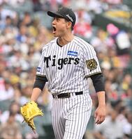 　５回、モンテロを三振に仕留め、ほえる大竹（撮影・西田忠信）