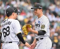 　５回を投げ終えベンチに戻る大竹（右）＝撮影・西田忠信