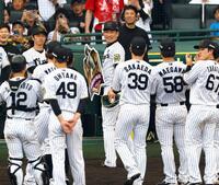 　１００セーブを達成しボードを手に笑顔を見せる岩崎（中央）＝撮影・山口登