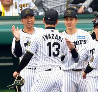 　岩崎を迎える藤川監督（左）と大竹（右）＝撮影・山口登