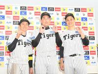 　お立ち台でポーズを決める（左から）近本、岩崎、大竹（撮影・西田忠信）