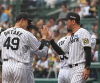 　今季初勝利を挙げた大竹とタッチを交わす藤川監督（右）＝撮影・北村雅宏