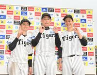 　お立ち台でポーズを決める（左から）近本、岩崎、大竹（撮影・西田忠信）