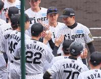 　大竹にウイニングボールを手渡す岩崎（右）＝撮影・立川洋一郎