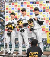 　ヒーローインタビューに登場した（左から）近本、大竹、岩崎（撮影・西田忠信）