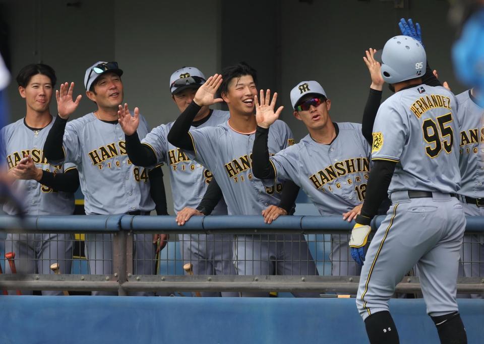 　４回、同点２ランを放ったヘルナンデス（右端）を迎える阪神ナイン