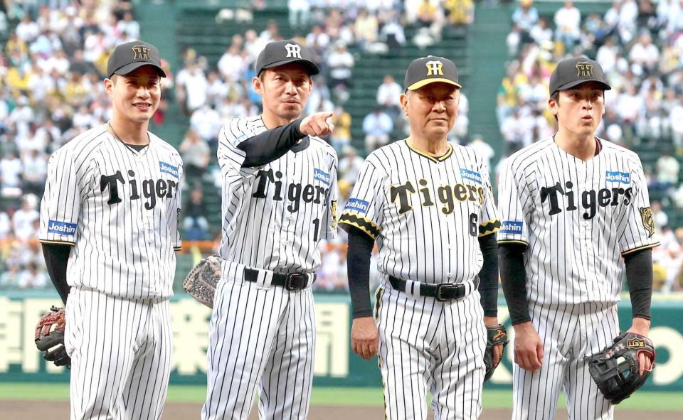 　セレモニーを終え、写真に納まる（左から）木浪、鳥谷氏、藤田氏、高寺