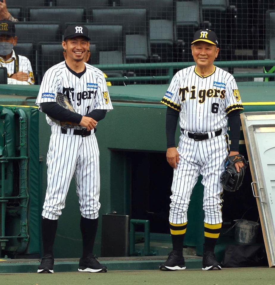 　ファーストピッチセレモニーに登場した鳥谷敬氏（左）と藤田平氏（撮影・山口登）