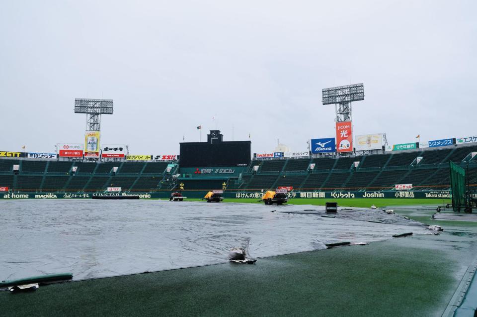 　雨が降り続き、グラウンドにはシートが敷かれる