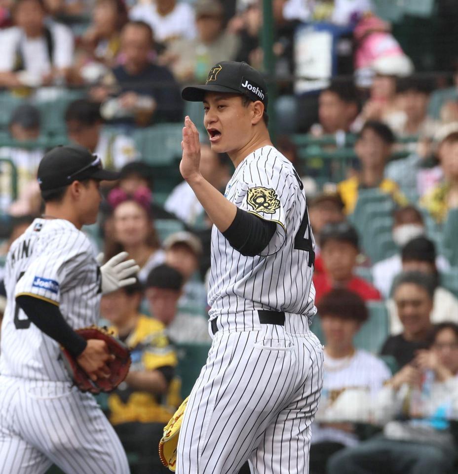 　１回、無失点に抑え、野手陣を迎える大竹（撮影・北村雅宏）