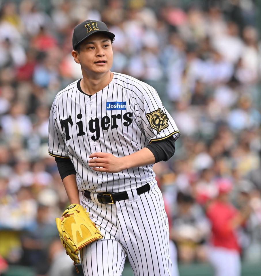 　初回を投げ終えベンチに戻る大竹（撮影・西田忠信）