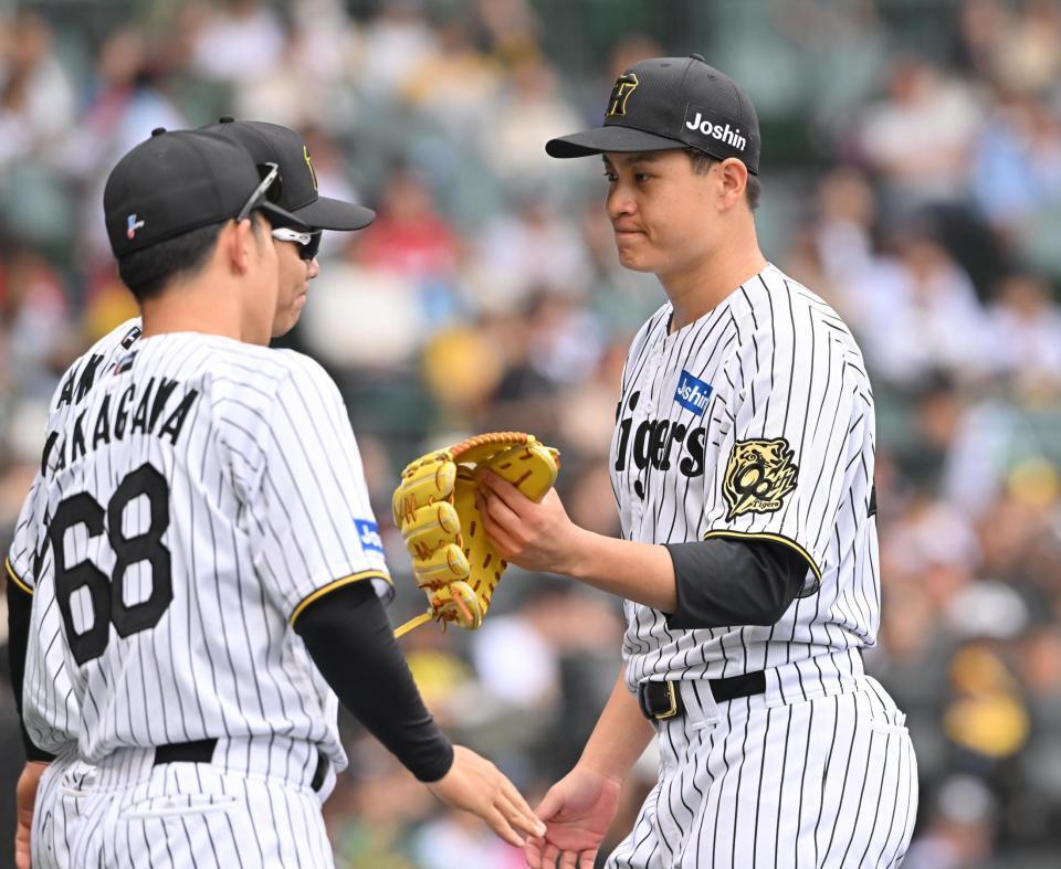 　５回を投げ終えベンチに戻る大竹（右）＝撮影・西田忠信