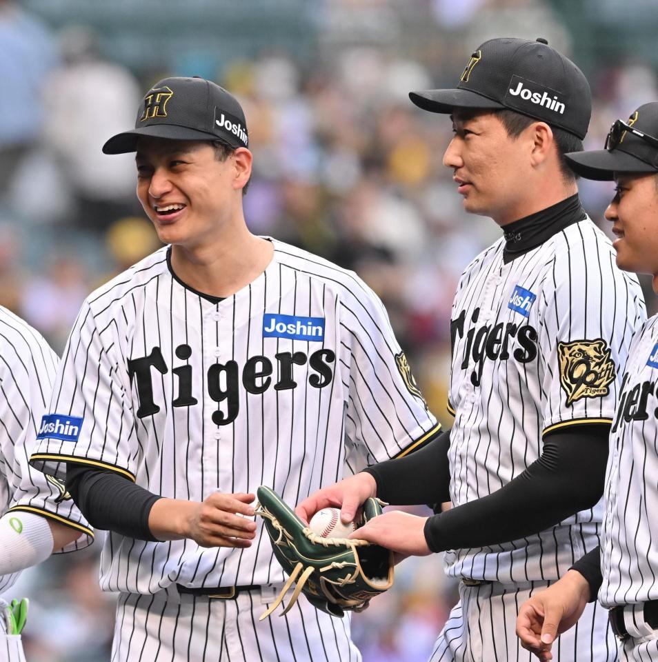 　大竹（左）からウイニングボールを受け取る岩崎（撮影・西田忠信）