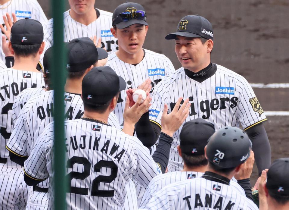 　大竹にウイニングボールを手渡す岩崎（右）＝撮影・立川洋一郎