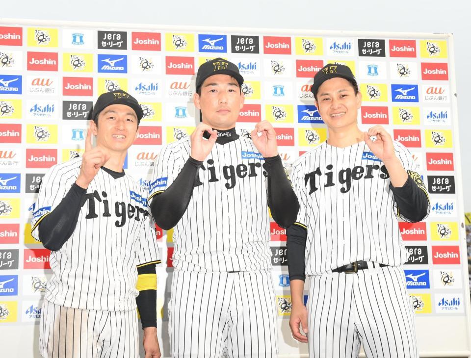 　お立ち台でポーズを決める（左から）近本、岩崎、大竹（撮影・西田忠信）