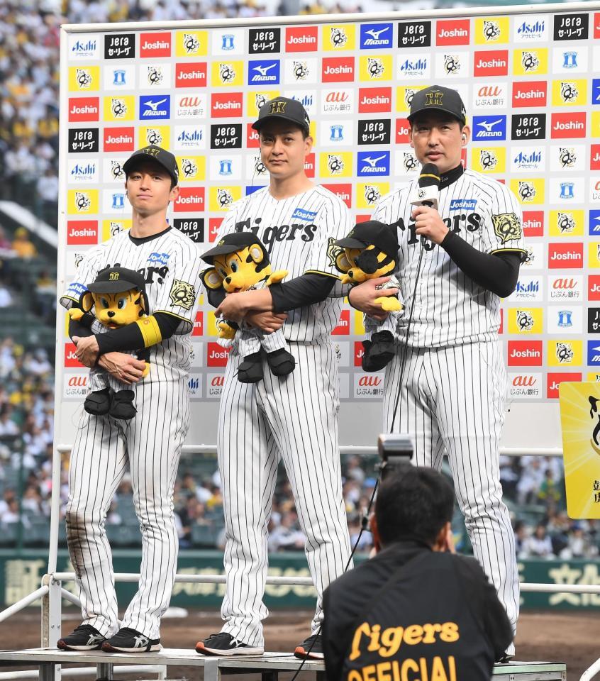 　ヒーローインタビューに登場した（左から）近本、大竹、岩崎（撮影・西田忠信）