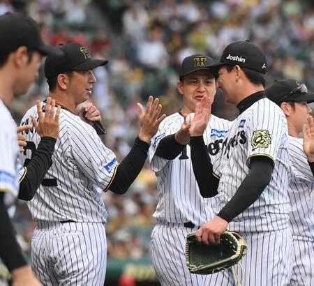 　９回を締めた岩崎（右）とタッチを交わす藤川監督（撮影・西田忠信）