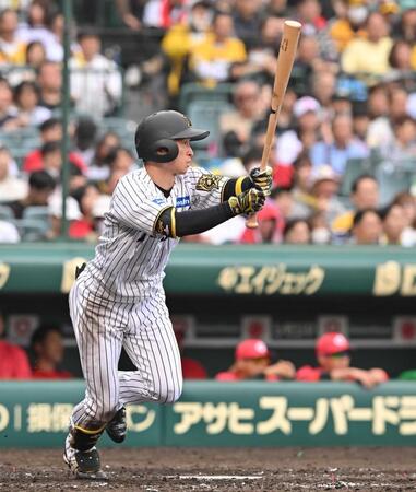 　５回、中前打を放つ近本（撮影・西田忠信）