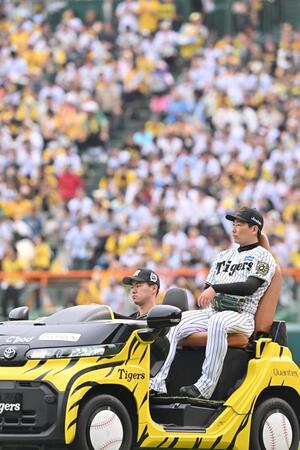 　９回のマウンドに向かう岩崎（撮影・西田忠信）