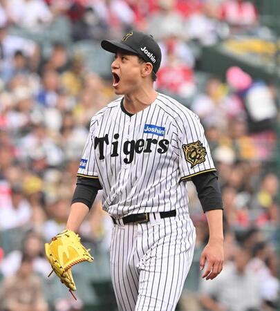 　５回、モンテロを空振り三振に仕留め、ほえる大竹（撮影・西田忠信）