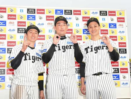 　お立ち台でポーズを決める（左から）近本、岩崎、大竹（撮影・西田忠信）