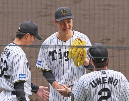 　８回表に２点を失ったところで降板。ナインに迎えられて笑顔を見せる大竹（撮影・立川洋一郎）