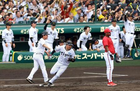 　５回、２点適時二塁打を放ち一塁を回る大山（撮影・山口登）