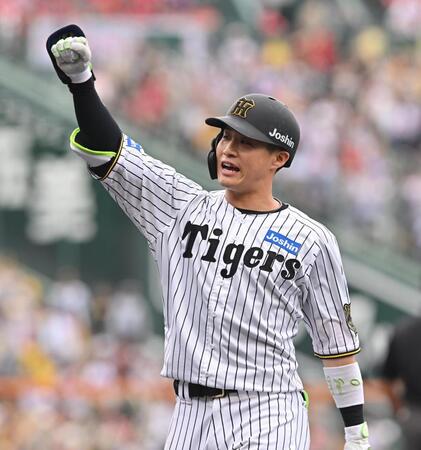 　４回、先制打を放ちガッツポーズする木浪（撮影・西田忠信）