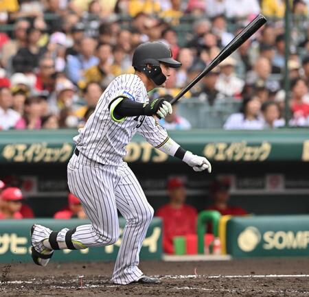 　４回、先制打を放つ木浪（撮影・西田忠信）