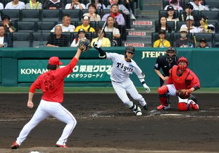 　４回、中前に先制適時打を放つ木浪（投手・床田、捕手・坂倉）＝撮影・山口登