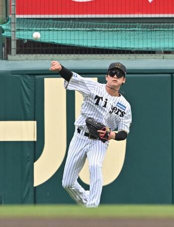 　左翼でシートノックを受ける高寺（撮影・西田忠信）