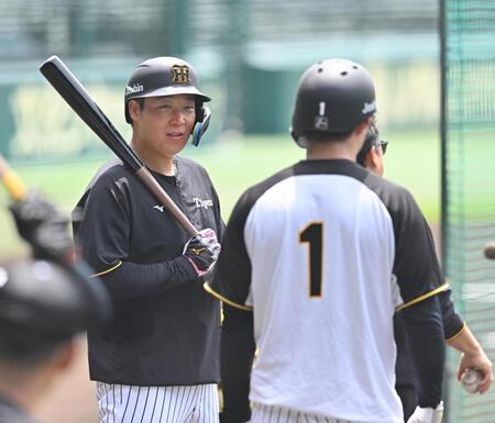 　森下（右）と話をする大山（撮影・西田忠信）