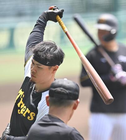 　打撃練習する佐藤輝（撮影・西田忠信）