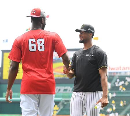 　ハーン（左）とあいさつするデュプランティエ（撮影・西田忠信）