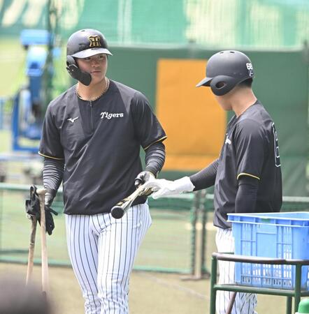 　中川（右）と言葉を交わす前川（撮影・西田忠信）