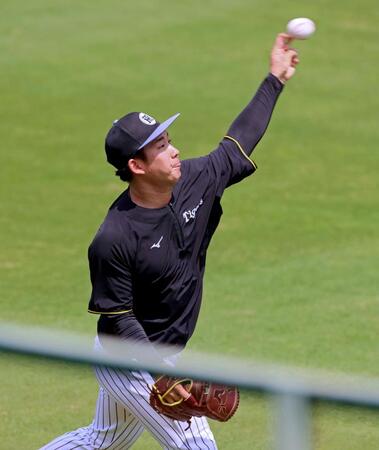 　登板に備えて汗を流す伊原（撮影・立川洋一郎）