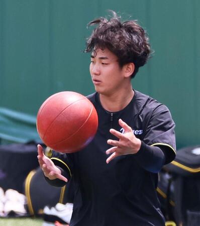 　登板に備えて汗を流す伊原（撮影・立川洋一郎）