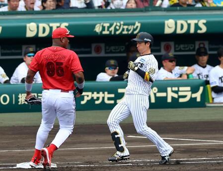 　３回、近本は一ゴロに倒れる（撮影・山口登）