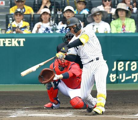 　６回、左前打に適時打を放つ森下（撮影・山口登）