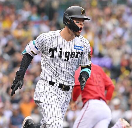 　６回、右前打を放ち叫ぶ佐藤輝（撮影・西田忠信）