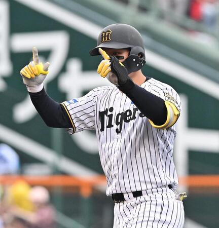 　６回、適時打を放ちポーズを決める森下（撮影・西田忠信）