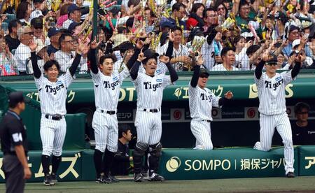 　６回、森下の勝ち越し打にベンチを出て喜ぶ伊原（左端）ら阪神ナイン（撮影・山口登）