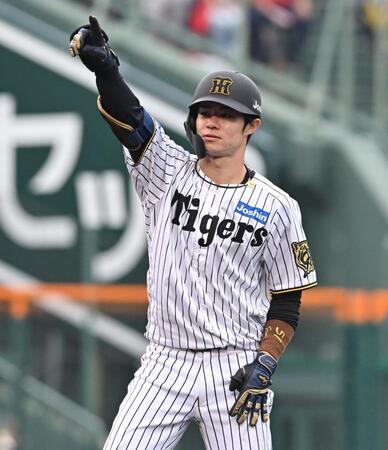 　６回、左前打を放ち、ベンチを指さす中野（撮影・西田忠信）