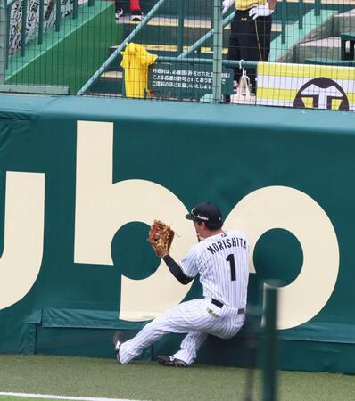 　４回、坂倉の打球を好捕する右翼手・森下（撮影・立川洋一郎）
