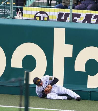 　４回、坂倉の打球を好捕する右翼手・森下（撮影・立川洋一郎）