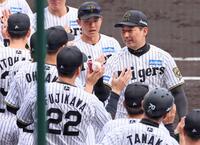 　大竹にウイニングボールを手渡す岩崎（右）＝撮影・立川洋一郎