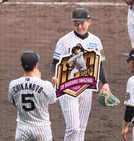 　通算１００セーブを挙げ、近本（左）から祝福されて笑顔を見せる岩崎（撮影・立川洋一郎）