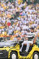 　９回のマウンドに向かう岩崎（撮影・西田忠信）