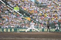 　９回を締めた岩崎（撮影・西田忠信）